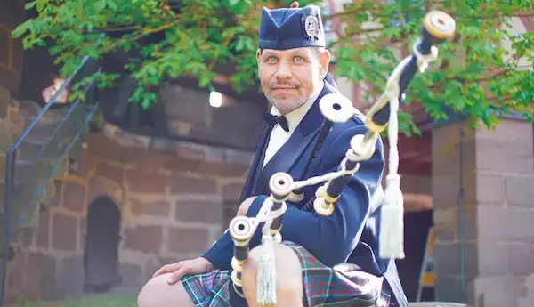 Thomas Schalla, Dudelsacklehrer der Dudelsackschule Nürnberg, im traditionellen Kilt mit Dudelsack