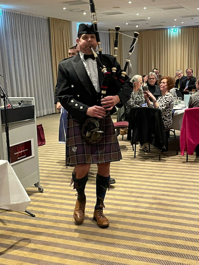 Thomas Schalla am Burns Supper Thomas Schalla am Burns Supper spielt mit dem Dudelsack
