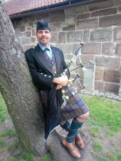 Dudelsackspieler Nürnberg im traditionellen Kilt mit Dudelsack